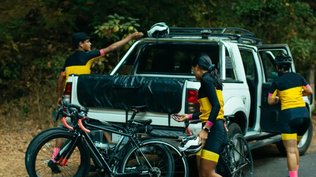 Mountain bikes with cyclists unloading 4x4 carring them