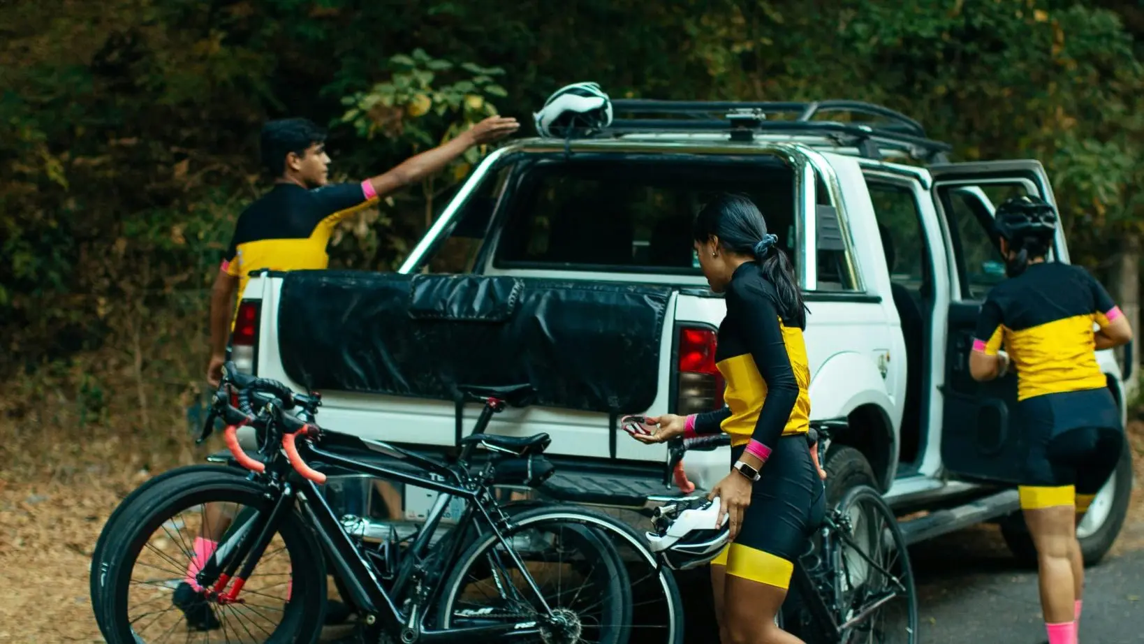 Mountain bikes with cyclists unloading 4x4 carring them